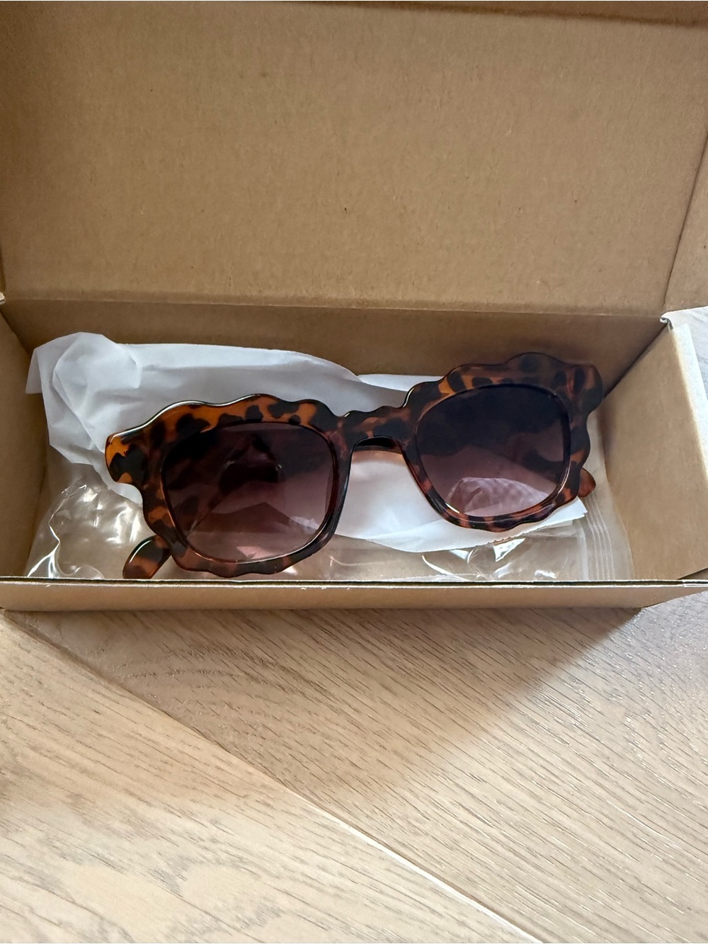 NWT Tortoiseshell Scallop Sunglasses